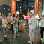 Besucher in der Reithalle bei der 3. Ortenauer Weinmesse (c) Beate Kierey