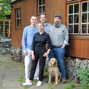 Team mit Michael Christoph (Souschef, li), Inhaber Jörg Schneider (Mitte), Marco Müller (Chefkoch, re.), Marielle Körner (vorn).© Beate Kierey