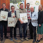 Die ersten drei Betriebe,(v.li):  Durbacher Winzer (Kellermeister Rüdiger Nilles), Waldulmer WG, Kappelrodeck-Waldulm (Kellermeister Konrad Mußler) und Thomas Männle mit Kelllermeister Thomas Idelhauser (Schwarzwald.Wein.Gut. Anderas Männle), zusammen mit der Hotelier Meinrad Schmiederer und der Ortenauer Weinprinzessin Elisa Busam (c) Beate Kierey