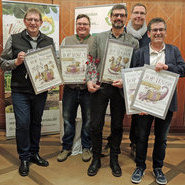 Die Gewinner der besten TOP TEN Spätburgunder: Durbacher Winzer (Kellermeister Rüdiger Nilles), Thomas Männle mit Kelllermeister Thomas Idelhauser (Schwarzwald.Wein.Gut. Anderas Männle) und Kellermeister Konrad Mußler der Waldulmer WG, Kappelrodeck-Waldulm, zusammen mit dem Weinmaler Laurent Bessot (2.v. re.), der ihre Urkunden angefertigt hatte (c) Beate Kierey