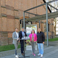 Pressekonferenz des Weinparadies Ortenau am 3&period;April 2025 zum 4&period; Weinmarkt am 3&period; Mai 2025 -&NewLine;von links nach rechts&colon;&NewLine;Matthias Wolf &sol; Schloss Ortenberg&NewLine;Georg Lehmann &sol; WG Rammersweier&NewLine;Katja Remer Leiterin WPO&NewLine;Serkan Benakay Stadtmarkteting Offenburg&NewLine;&lpar;c&rpar; Beate Kierey