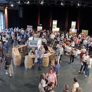 Blick in die sehr gut besuchte Reithalle beim 4&period; Ortenauer Weinmarkt &lpar;c&rpar; Beate Kierey 