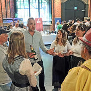 Weinhoheiten f&uuml;hrten drei Wein-Spazierg&auml;nge durch&comma; hier am Stand des Weinguts B&ouml;rsig aus Oberkirch &lpar;c&rpar; Beate Kierey