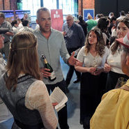 Weinhoheiten f&uuml;hrten drei Wein-Spazierg&auml;nge durch&comma; hier am Stand des Weinguts B&ouml;rsig aus Oberkirch &lpar;c&rpar; Beate Kierey