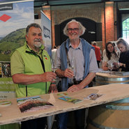 Touristischer Stand des Schwarzwaldvereins auf dem 4&period; Ortenauer Weinmarkt - am Stand Dieter Blae&szlig; &lpar;li&rpar; und Hubert Matt-Willmatt &lpar;c&rpar; Beate Kierey