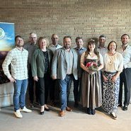 Mitgliederversammlung des Weinparadies Ortenau am 15. Mai 2025 in der Weinmanufaktur Gemngenbach-Offenburg:

v.l.n.r. Matthias Wolf, Dr. Ralf Schäfer, Gunia Wassmer – Renchtal Tourismus, Franz Männle, Stephan Danner, Josef Rohrer, Mara Gmeiner - Gengenbacher Weinprinzessin, Georg Lehmann, Katja Remer, Florian Streif - Marketingleiter Weinmanufaktur Gengenbach-Offenburg

Foto: WPO, Silvio Bernadowitz Mitgliederversammlung des Weinparadies Ortenau am 15. Mai 2025 in der Weinmanufaktur Gemngenbach-Offenburg:

v.l.n.r. Matthias Wolf, Dr. Ralf Schäfer, Gunia Wassmer – Renchtal Tourismus, Franz Männle, Stephan Danner, Josef Rohrer, Mara Gmeiner - Gengenbacher Weinprinzessin, Georg Lehmann, Katja Remer, Florian Streif - Marketingleiter Weinmanufaktur Gengenbach-Offenburg

Foto: WPO, Silvio Bernadowitz