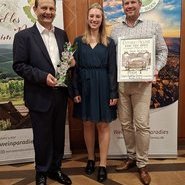 Der beste TOP TEN Riesling Betrieb ist das Weingut & Privatkellerei Bimmerle, hier mit Siegbert Bimmerle (li) und Kellermeister Philipp Mielke mit der Ortenauer Weinprinzessin Elisa Busam © Beate Kierey Der beste TOP TEN Riesling Betrieb ist das Weingut & Privatkellerei Bimmerle, hier mit Siegbert Bimmerle (li) und Kellermeister Philipp Mielke mit der Ortenauer Weinprinzessin Elisa Busam © Beate Kierey