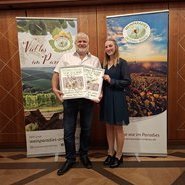 Der dritte Platz der Top Ten Betriebe Riesling belegten die Oberkircher Winzer eG mit Kellermeister Martin B&auml;uerle und der Ortenauer Weinprinzession Elisa Busam  &copy; Beate Kierey