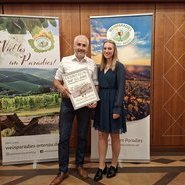 Den besten trockenen Riesling stellten die Alde Gott Winzer Schwarzwald eG aus Sasbachwalden  &sol; Kellermeister Michael Huber und der Ortenauer Weinprinzessin Elisa Busam  &copy; Beate Kierey