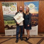 In der neuen fruchtbetonten Kategorie lag das Beden-Badener Weinhaus am Mauerberg Baden-Baden - Neuweier vorne  &sol; Kellermeister Stefan Steinel mit der Ortenauer Weinprinzessin Elisa Busam &copy; Beate Kierey