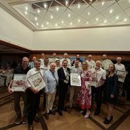 Ein Gruppenfoto aller Top Ten Riesling-Gewinnerbetriebe mit der Hoteliersfamilie Schmiederer vom Dollenberg © Beate Kierey Ein Gruppenfoto aller Top Ten Riesling-Gewinnerbetriebe mit der Hoteliersfamilie Schmiederer vom Dollenberg © Beate Kierey