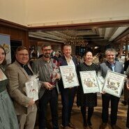 Die drei Siegerbetriebe&colon;&NewLine;Die Ortenauer Weinprinzessin Karina Roth&comma; das Schwarzwald&period;Wein&period;Gut Andreas M&auml;nnle mit Inhaber Thomas M&auml;nnle und Kellermeister Christian Idelhauser aus Durbach &lpar;1&period; Platz&rpar;&period;&comma; Weingut & Privatkellerei Bimmerle mit Kellermeister Philipp Milke aus Renchen-Erlach &lpar;2&period; Platz&rpar;&comma; Katja Remer&comma; &NewLine;Weingut Andreas Laible aus Durbach &lpar;3&period; Platz&rpar; und Stephan Danner&period; &lpar;v&period;re&period;&rpar;   &NewLine;&copy; Hubert Matt-Willmatt