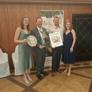 Das Weingut & Privatkellerei Bimmerle belegte bei den Top Ten Betrieben den ersten Platz&colon; Siegfried Bimmerle &lpar;li&rpar; und Kellermeister Philipp Milke zusammen mit der Ortenauer Weinprinzessin Karina Roth und der Badischen WeinprinzessinTina M&uuml;ller &lpar;re&rpar; &copy;  Hubert Matt-Willmatt
