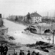 1 Die durch das Hochwasser im März 1896 zerstörte Schwabentorbrücke.

Foto: Georg Röbcke / Stadtarchiv / Gemeinfrei

 1 Die durch das Hochwasser im März 1896 zerstörte Schwabentorbrücke.

Foto: Georg Röbcke / Stadtarchiv / Gemeinfrei

